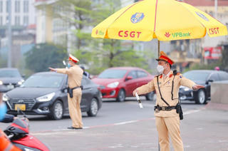 Khi dừng xe để kiểm tra, cán bộ CSGT phải sử dụng camera đeo người 