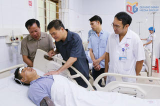 Chủ tịch tỉnh Quảng Ninh thăm hỏi công nhân bị tai nạn trong hầm lò