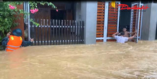 265 hộ dân ở Hà Tĩnh bị cô lập trong nước lũ