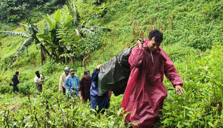 Đà Nẵng: Xã Hùng Sơn giúp đỡ đưa bệnh nhân người Lào vượt núi về nhà