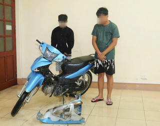 Hà Tĩnh: Bắt 2 thiếu niên trộm xe máy trong lúc người dân sơ tán tránh bão 