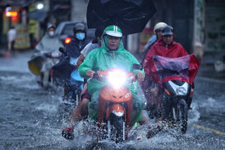 Hà Nội: Mưa lớn, đường ngập, người dân vất vả về nhà vào giờ tan tầm
