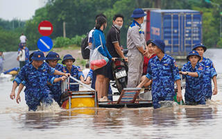 Cảnh sát biển dùng phà tự chế, hỗ trợ người dân Hà Nội di chuyển qua vùng ngập sâu 