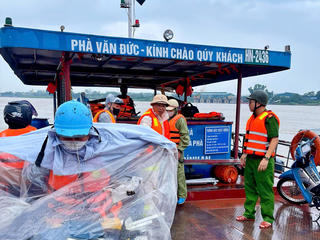 Công an Hà Nội ứng trực trên sông, hỗ trợ nhân dân phòng bão Matmo
