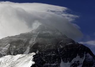 Giải cứu hàng trăm người bị mắc kẹt do bão tuyết trên đỉnh Everest 