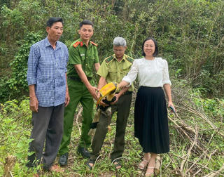 Phát hiện chim lạ bay vào vườn, người dân giao nộp cho cơ quan chức năng