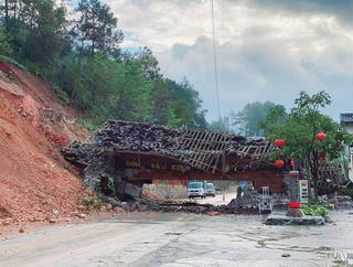 Tuyên Quang: Sập cổng chào xã Đồng Văn