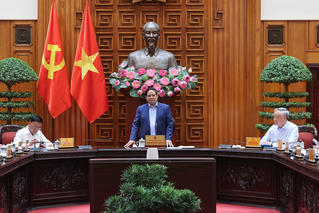Thủ tướng: Bằng mọi giá tiếp cận các khu vực bị chia cắt để tiếp tế nhu yếu phẩm cho người dân
