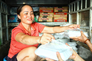 Ấm lòng hàng trăm suất cơm từ thiện gửi đến hỗ trợ vùng lụt ngoại thành Hà Nội