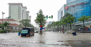 Mưa kéo dài nhiều ngày tới ảnh hưởng thế nào đến Hà Nội?
