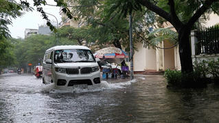 Hải Phòng: Mưa lớn kéo dài, nhiều tuyến phố ngập sâu