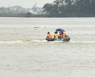 Nghi vấn cha ôm 2 con nhảy cầu Bến Thủy: Tìm thấy thi thể 2 bé gái