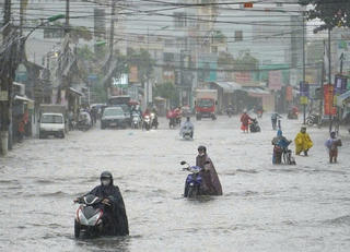 Mưa lớn gây ngập nhiều tuyến đường tại Nha Trang