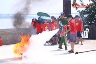 Công an Hà Nội tập huấn kỹ năng phòng cháy, chữa cháy, cứu người bị đuối nước cho học sinh