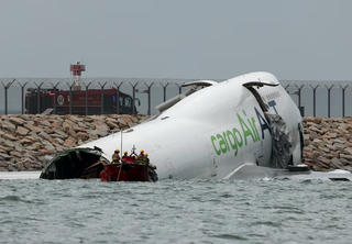 Hông Kông: Máy bay chở hàng trượt khỏi đường băng, 2 người có thể thiệt mạng