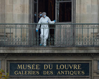 Vụ trộm bảo tàng Louvre gây áp lực lên chính phủ Pháp