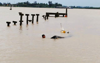 Quảng Trị: Nhiều ghe, tàu bị chìm do thủy triều dâng, neo đậu bất cẩn