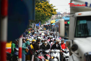 CSGT đề xuất đi làm, đi học lệch khung giờ, tách làn phương tiện để giảm ùn tắc