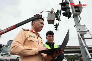 Theo chân CSGT Hà Nội lắp đặt camera AI phạt nguội