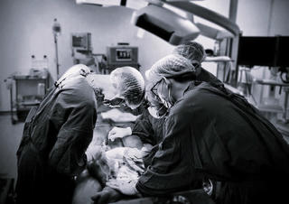 Quảng Trị: ‘Chạy đua’ với thời gian, giữ lại đôi chân cho bệnh nhân 17 tuổi