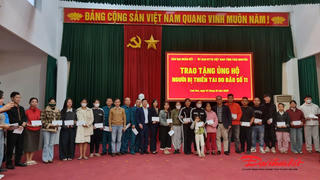 Báo Đại Đoàn kết trao quà người dân tỉnh Thái Nguyên bị thiệt hại do bão lũ 