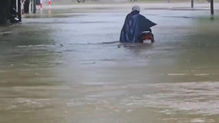 Nước sông vượt đỉnh, nhiều tuyến đường ở Huế chìm trong biển nước