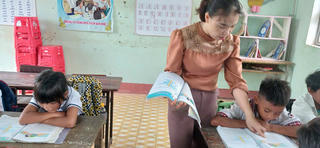 Gieo chữ miền biên viễn: Hành trình của lòng kiên định và yêu thương- Bài 1: Ánh sáng từ con chữ