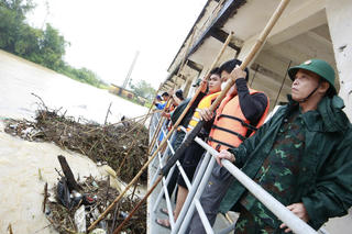 Đà Nẵng: Hơn 100 cán bộ, chiến sĩ xử lý rác ứ đọng, ngăn nguy cơ vỡ đập tràn ở Hòa Tiến