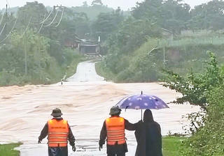 Quảng Trị: Mưa lớn, nước suối dâng cao, cầu tràn ngập sâu nhất 2m