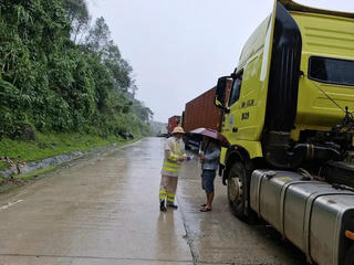 Quảng Ngãi: Tiếp tế lương thực cho 50 người mắc kẹt trên đèo Lò Xo