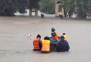 Huế: Lực lượng chức năng vượt lũ đưa sản phụ đến bệnh viện an toàn