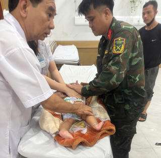 Đà Nẵng: Lực lượng quân sự vượt nước lũ cứu bé 8 tháng tuổi 