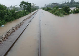 Ngừng chạy nhiều đôi tàu vì nước lũ ngập đường ray