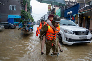 Huế: Di chuyển bệnh nhân ở khu vực ngập lụt đến nơi an toàn