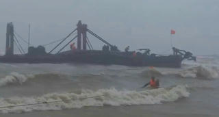 Quảng Trị: Ứng cứu thành công 4 thuyền viên trên tàu hàng bị trôi dạt, mắc cạn