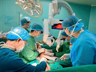 Bác sĩ Việt Nam làm chủ kỹ thuật vi phẫu tái tạo gân gót