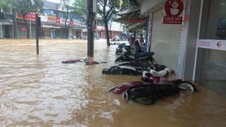 Huế: Đường sá ngập sâu, nhiều xe máy đổ rạp trong nước lũ