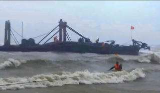 Quảng Trị: Một người mất tích khi đi vớt gỗ tạp trên sông Thạch Hãn