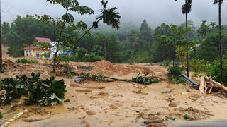 Đà Nẵng: Công nhân bị đất đá cuốn trôi do sạt lở được cứu sống 