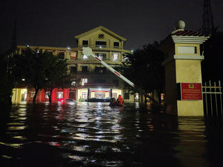 Nước xuống chậm, người dân Huế trắng đêm chạy lũ