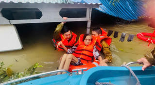 Huế: Công an dầm mưa cung cấp lương thực, hỗ trợ người dân di dời