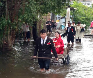 Đà Nẵng: Đám cưới giữa vùng lũ khiến nhiều người xúc động