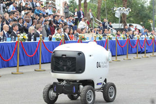 Phát triển AI: Con người là trung tâm