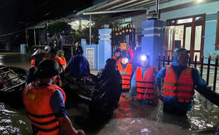 Đà Nẵng: Bộ đội trắng đêm di dời hơn 11.000 người khỏi vùng ngập sâu