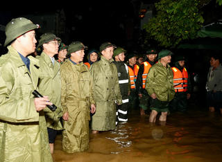 Phó Thủ tướng Trần Hồng Hà kiểm tra công tác ứng phó mưa lũ tại Huế