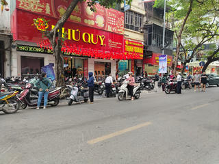 Người dân xếp hàng mua vàng, nhà đầu tư nhỏ lẻ không nên mua bán theo đám đông