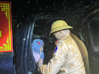 Cảnh sát giao thông Đà Nẵng trắng đêm giữa lũ, đảm bảo an toàn giao thông cho dân