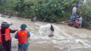 Huế: Dùng dây thừng vận chuyển lương thực cho người dân bị lũ cô lập