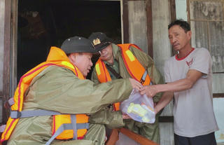 Trực tiếp Giám đốc Công an TP Đà Nẵng đi vào tâm lũ tiếp tế lương thực cho người dân