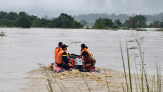 Quảng Ngãi: Giải cứu kịp thời người đàn ông mắc kẹt giữa dòng lũ dữ